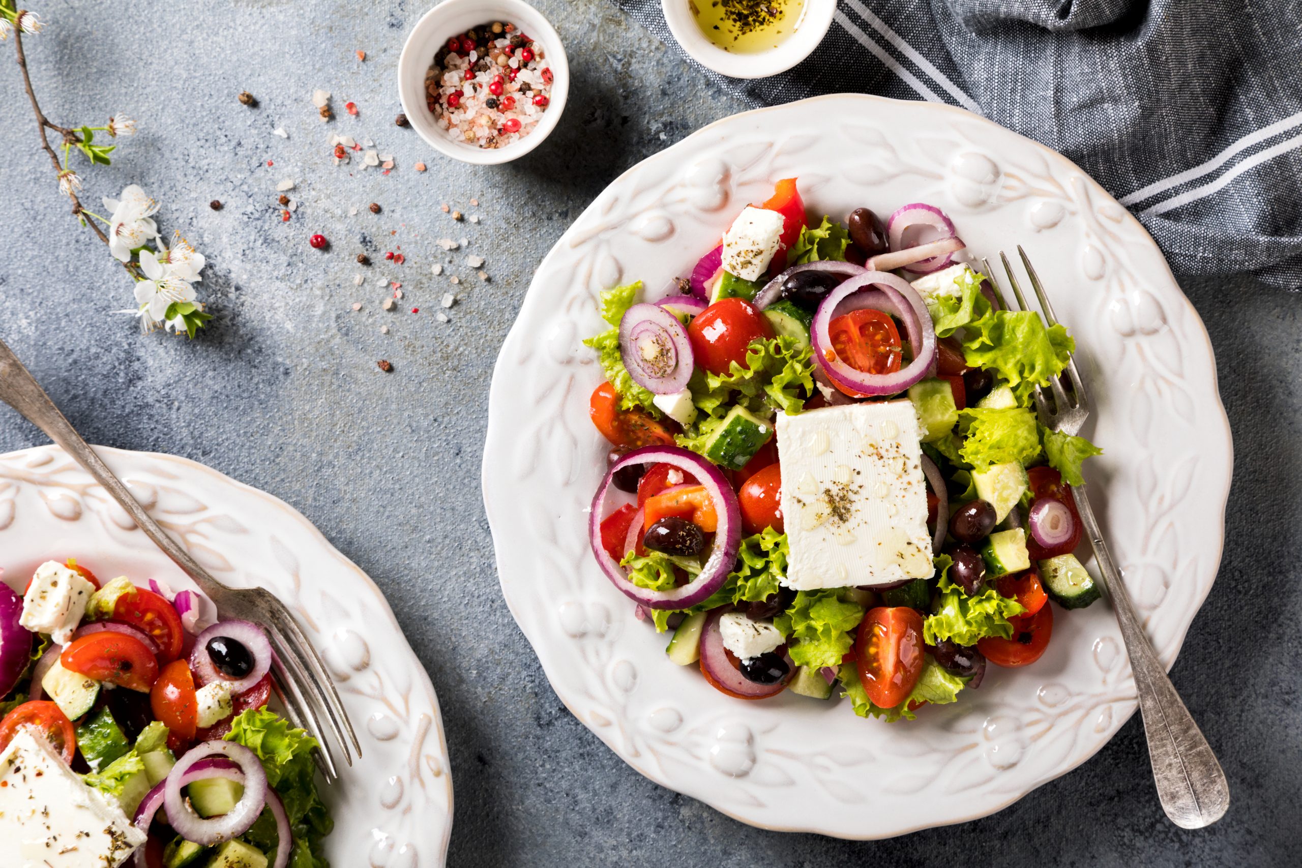 Griechischer Salat mit frischen Zutaten